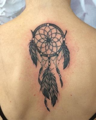  Tatouage attrape rêve de grande taille sur le milieu du dos